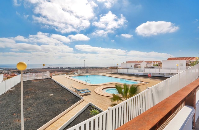 Vacaciones 'Calida Vivienda Accesible' con piscina compartida, terraza privada y Wi-Fi