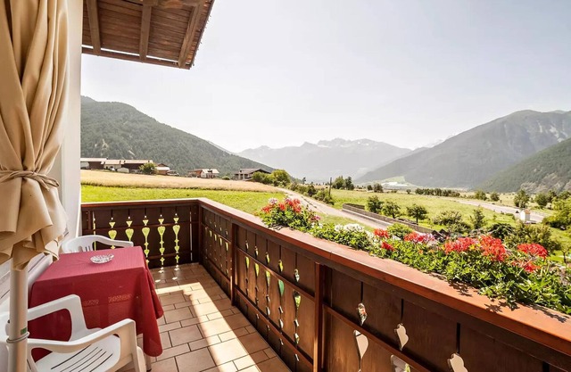 Pet-friendly Vacation Apartment Sonnenhof SONNBLUME with Mountain View, Wi-Fi, Terrace & BBQ