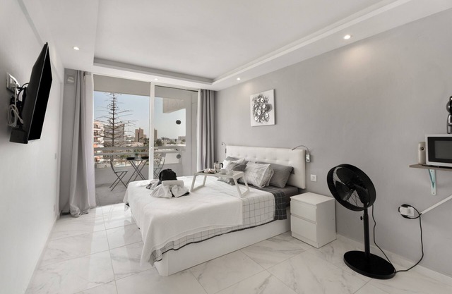Apartamento de vacaciones 'Las Americas Evening Escape' con vistas al mar, piscina privada y Wi-Fi