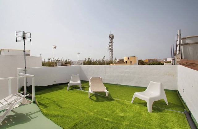 Casa de vacaciones 'Atico Vecindario, Aeropuerto' con terraza privada, balcón y Wi-Fi