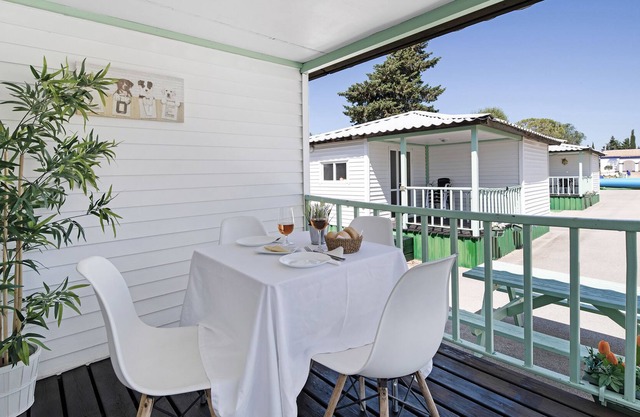 Casa de vacaciones "Bungalow La Villoria Estandar 3" con piscina compartida, terraza privada y Wi-Fi