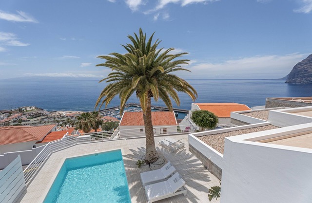 Casa de vacaciones 'La Casa De Los Gigantes' con vistas al mar, piscina privada y Wi-Fi