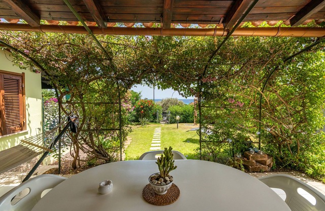 Casa de vacaciones 'La Casa di Silvia' con vistas al mar, jardín y terraza privada