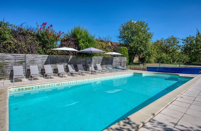 Casa de vacaciones "Le Bonheur Dans Notre Pré 25 Person" con balcón y piscina privada