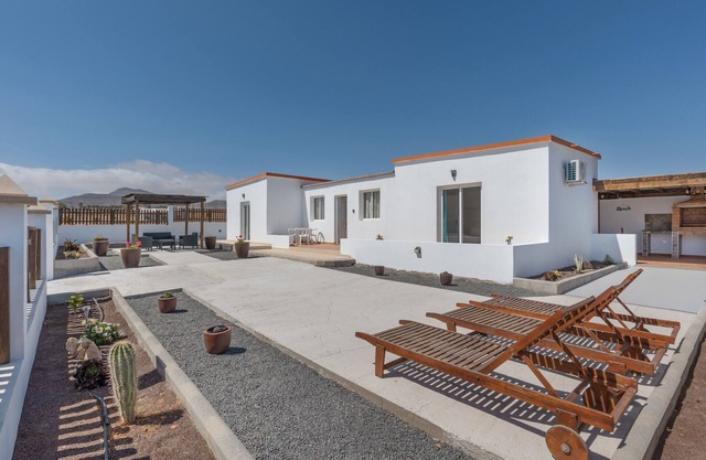 Casa de vacaciones 'Rincón Del Olivar' con vistas al mar, Wi-Fi y aire acondicionado