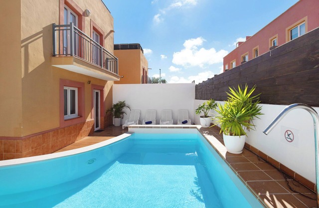 Casa de vacaciones 'Villa Valeria' con piscina compartida, terraza y Wi-Fi