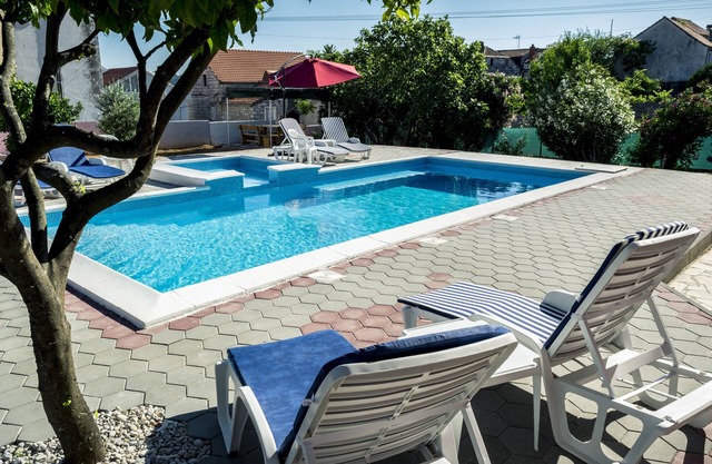 Casa de vacaciones cerca del mar y playas con piscina climatizada y barbacoa