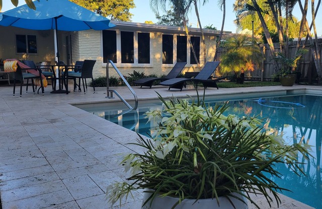 Hogar lejos de casa Piscina grande/tropical, admite mascotas, ubicación perfecta
