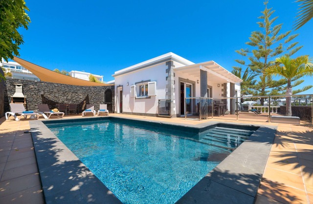 Alquiler vacacional 'Villa Loretta' con vistas al mar, piscina climatizada y Wi-Fi