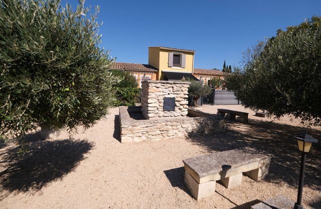 Nice Gite in a small residence with swimming pool to share in Fontvieille2guests
