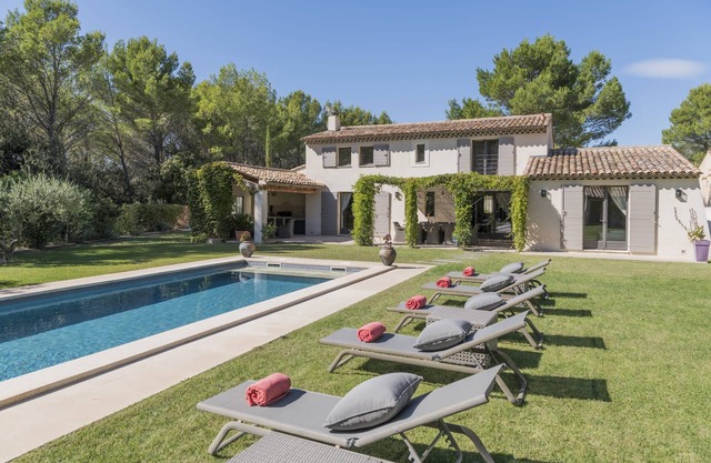 Vacation rental house with pool LOURMARIN LS2-385