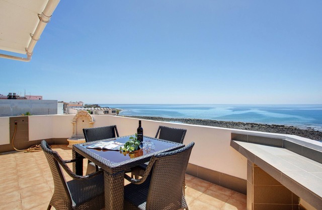 Estudio Vacacional 'Lujo Costero En Fuerteventura' con Terraza Privada y Wi-Fi