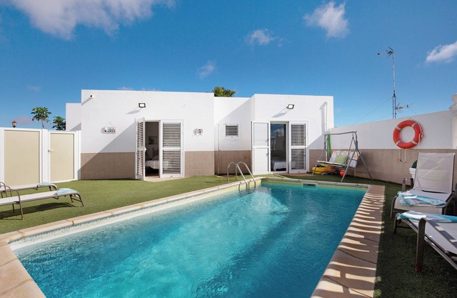 Villa de vacaciones 'Vv Valdeconcha, Piscina Privada' con vistas al mar, piscina privada y Wi-Fi