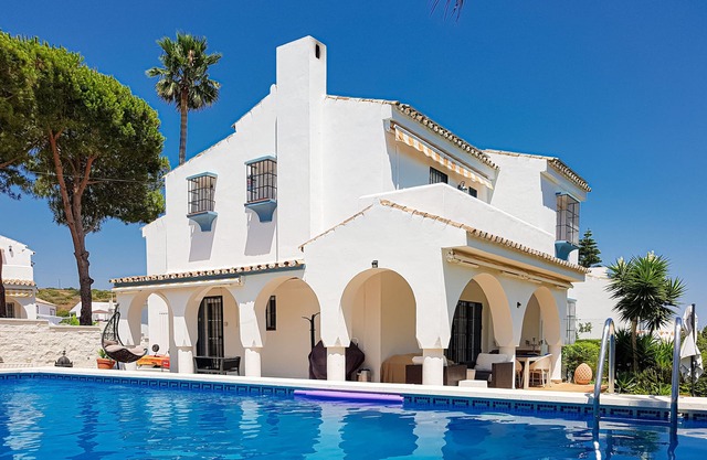 Villa de vacaciones para familia, jardín privado y piscina.