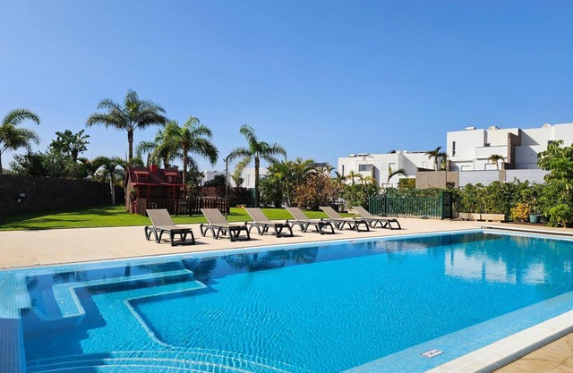 Villa de vacaciones 'Karat Oasis Del Duque' con vistas al mar, Wi-Fi y aire acondicionado
