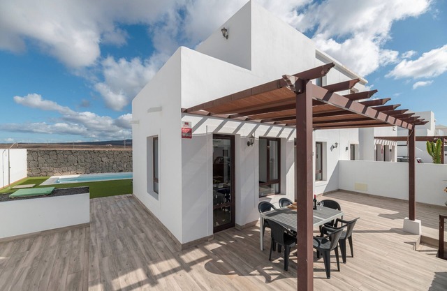 Villa de vacaciones 'Luxury Lanzarote' con vistas al mar, piscina privada y Wi-Fi