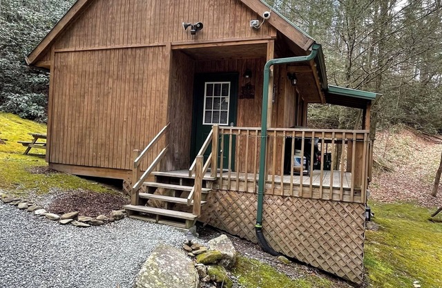 Valle Crucis Farm Cabin Rental ofrece senderismo, pesca, trineo en la propiedad.