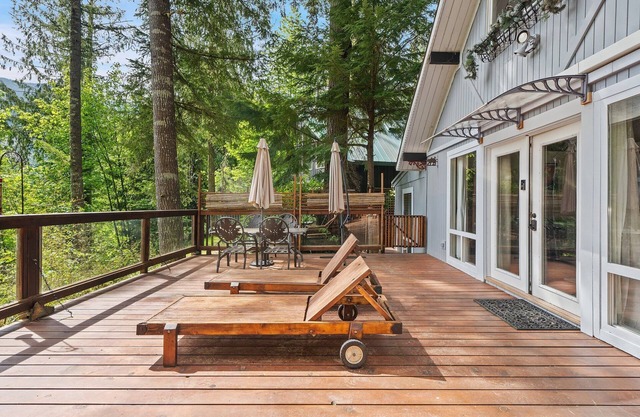 Valley View Cabin: Cozy 2BR Pet-Friendly Retreat w/ Views, Near Hiking & Skiing