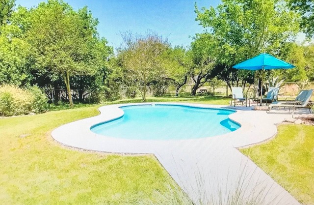 Casa de vacaciones con vista al valle junto a la piscina