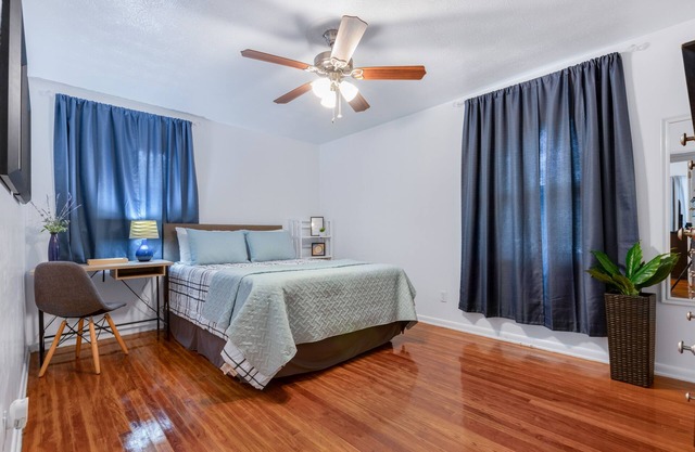 Casa con enorme patio, cocina moderna, 4 millas a Nas Jax y centro ecuestre