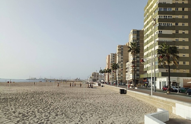 Piso calidad precio junto a la Playa de la Victoria