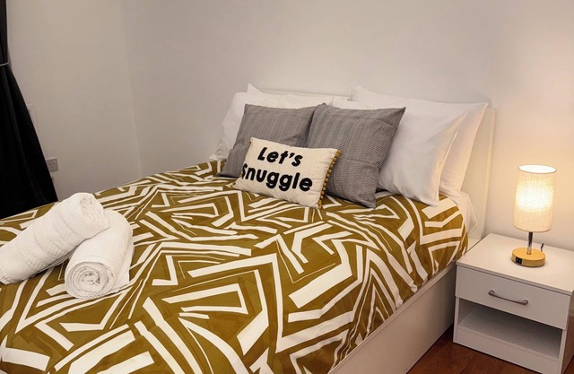 Vauxhall, river Thames, Big Ben Retreat, Central London family Stay