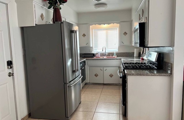 Vegas house 3mile away from strip:8 bed 3 sofa bed