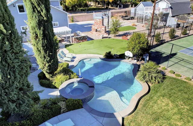 VEGAS OASIS VILLA*Pool+Spa+Tennis+Gym+Golf*3 mls 2 STRIP