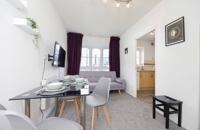 Verv by the River (Isle of Dogs)