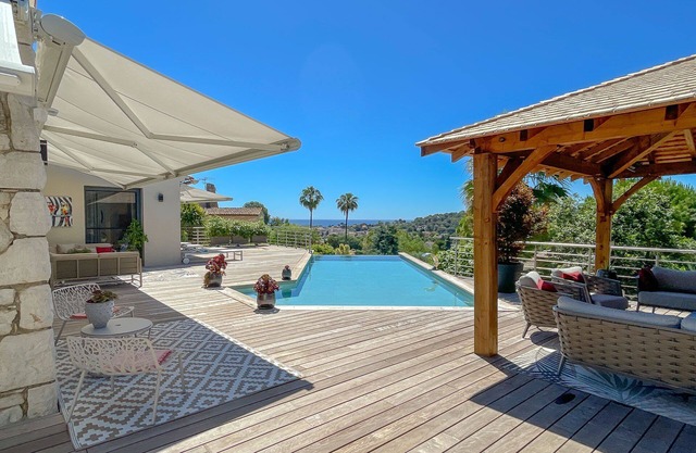 Muy bonita villa con piscina infinita y jacuzzi con vista al mar.
