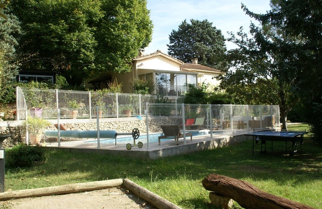Very child-friendly villa with fenced pool and grass garden