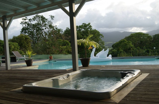 MUY BONITO VILLA CUALQUIER CONFORT - ESTILO TROPICAL EN GUADALUPE