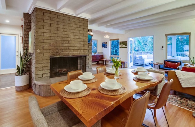 Very Private Wooded Area Gem: Sleeps 6 Near Bay and Beach! GYM AND OFFICE!