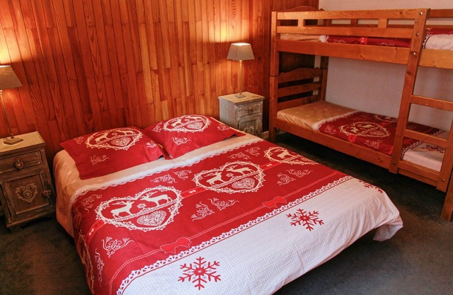 Apartamento muy espacioso con un amplio dormitorio.