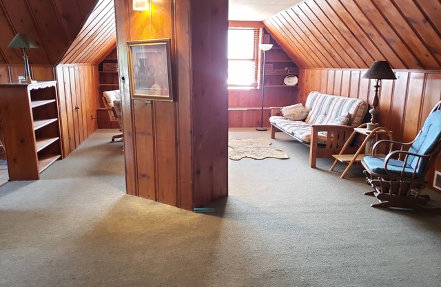 Apartamento único de pino nudoso en el tercer piso