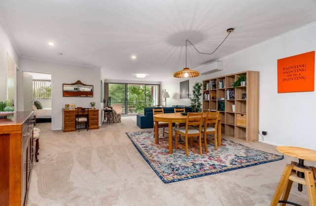 New to VRBO: Vibrant 2BR Apt | 500m to Manuka/Kingston!