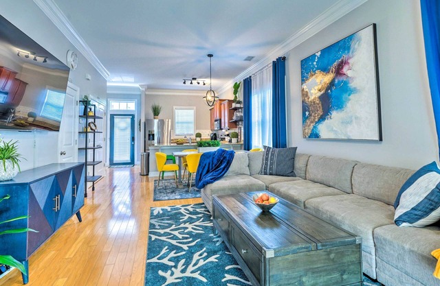 Vibrant Pet-Friendly Townhome w/ Smart TVs!