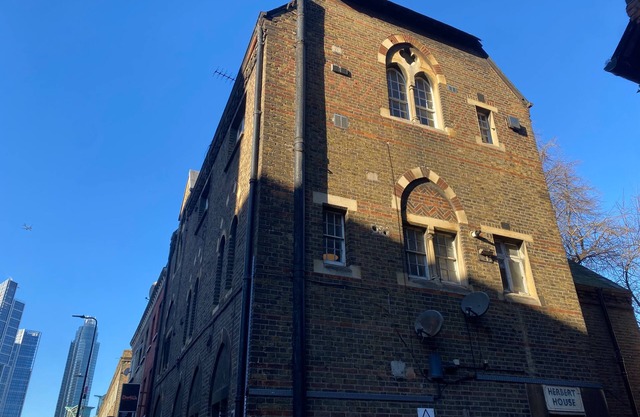 Victorian Building - sleeps 5 - Pet Friendly