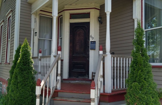Victorian Cottage in Midtown Detroit 3 Bedrooms, 1 1/2 baths, Sleeps 5