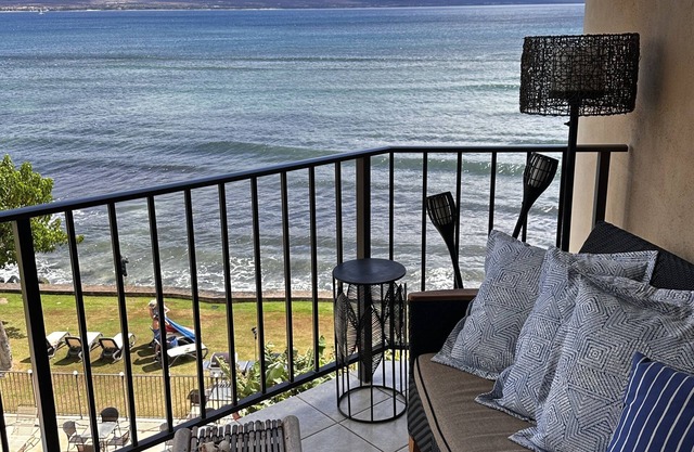 View whales from modern Top floor Oceanfront condo. Maalaea, Haleakala sunrise!!