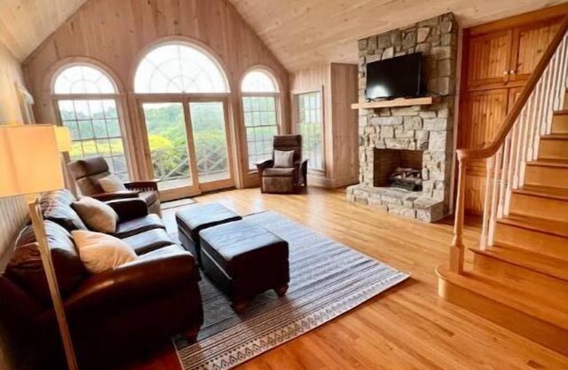 Views! Mountain Cabin w/ stone fireplace, indoor pool, pickle ball, golf, gym