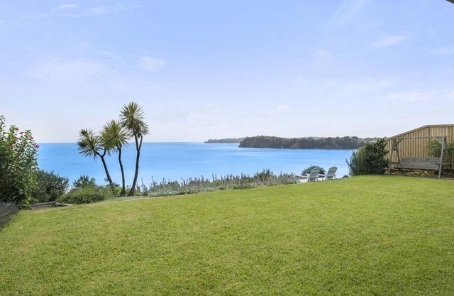 VIEWS ON VIPOND - STANMORE BAY HOLIDAY HOME in Whangaparaoa Peninsula