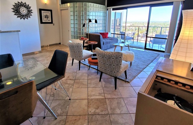 Impresionante condominio moderno urbano de mediados de siglo en la embajada