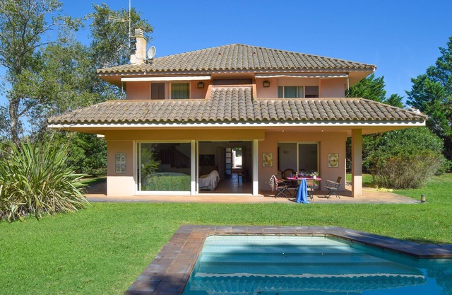 Villa a 100 metros del mar, en el Club de Golf Platja de Pals.