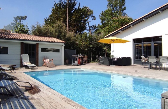 Villa 300M DE PLAYA. Piscina climatizada. 12 personas.
