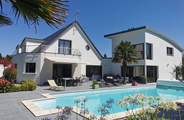 VILLA 385m2, GRAN PISCINA, JACUZZI Y SPA, SAUNA, BILLAR, JARDÍN 8000m2