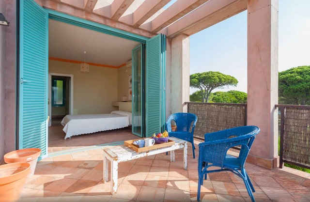 Villa a 5 minutos de la playa de Roche con jardín y piscina ideal para familias