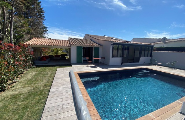 Villa 50 m from the beach on foot with heated swimming pool