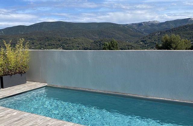 Villa 6 persons near Cassis Marseille Aix en Provence swimming pool barbecue view