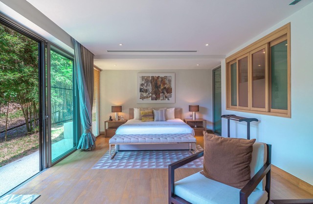 Villa 8 - Private Lake with 7 BR